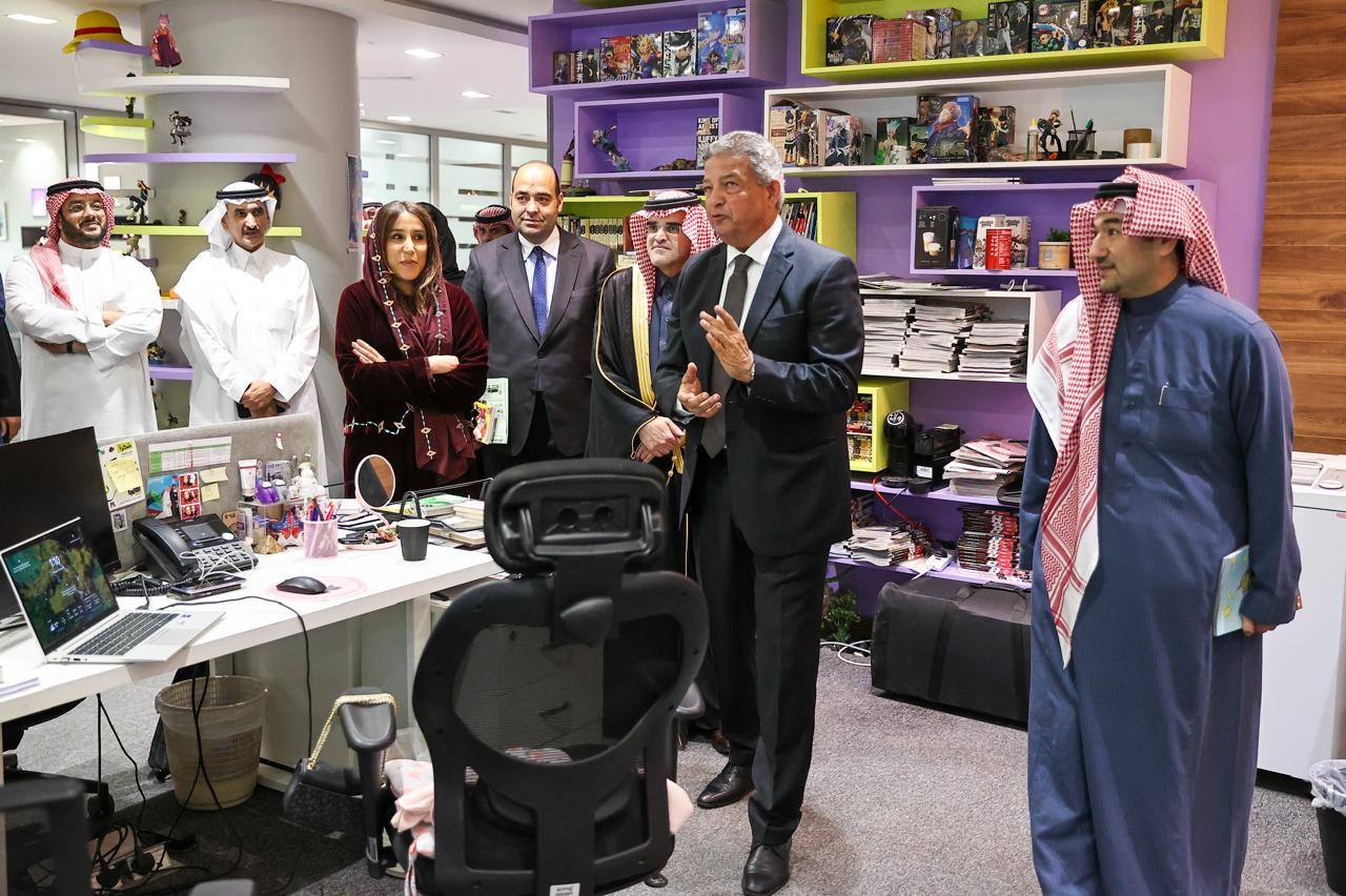 رئيس المجلس الأعلى للإعلام يزور قناتي العربية والحدث والمجموعة السعودية للأبحاث