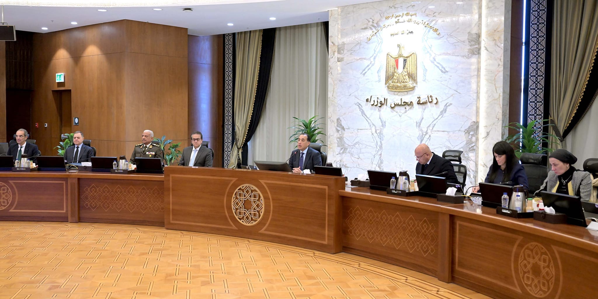 قرارات جديدة من الحكومة.. منح الرخصة الذهبية للمستثمرين وإنشاء سوق عربية للكهرباء
