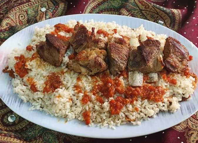 أكلات عيد الأضحى.. طريقة جديدة وسهلة لتحضير الفتة باللحمة والصلصة