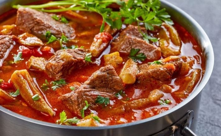 سفرة سابع يوم رمضان.. إزاي تعملي طاجن بامية باللحمة في 7 خطوات بس؟
