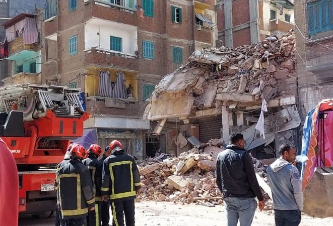 تفاصيل انهيار عقار في حي اللبان بالإسكندرية.. جار البحث عن مفقودين بينهم أطفال تحت الأنقاض