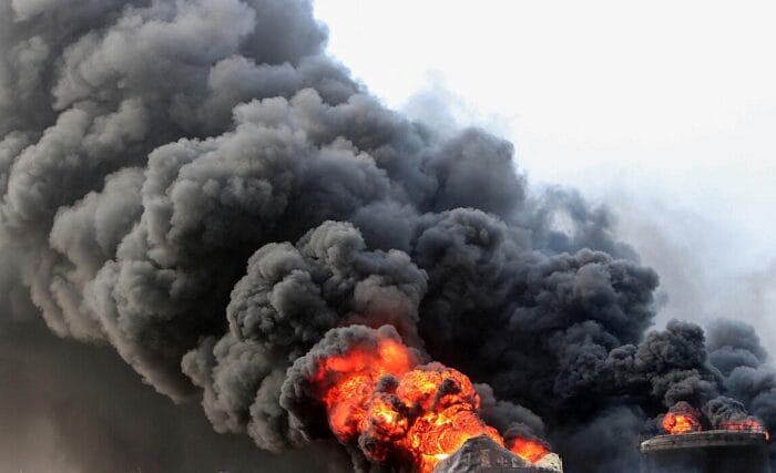 وسائل إعلام حوثية: الولايات المتحدة وإسرائيل تستهدفان ميناء ومصنعا في الحديدة