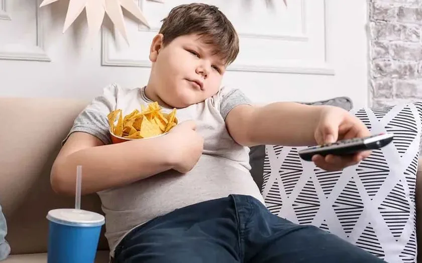 مخاطر سمنة الأطفال والمراهقين.. تخيل ممكن توصل للسرطان