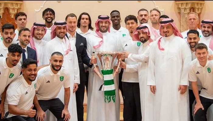 ولي العهد السعودي يستقبل فريق أهلي جدة لتهنئته بالفوز في دوري أبطال آسيا للنخبة