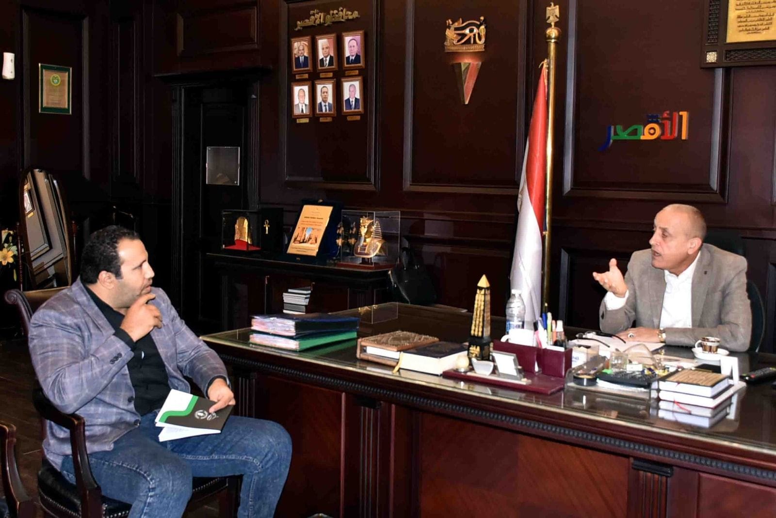 محافظ الأقصر خلال حواره مع محرر نشرة القاهرة