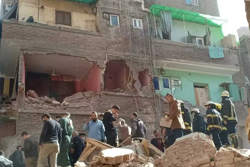 تفاصيل انهيار عقار في العطارين بالإسكندرية.. وجار البحث عن مفقودين تحت الأنقاض