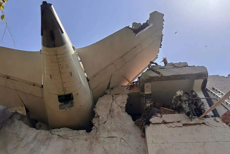 تفاصيل تحطم طائرة هندية فور إقلاعها ومصرع ركابها.. تسلسل زمني بالفيديو والصور