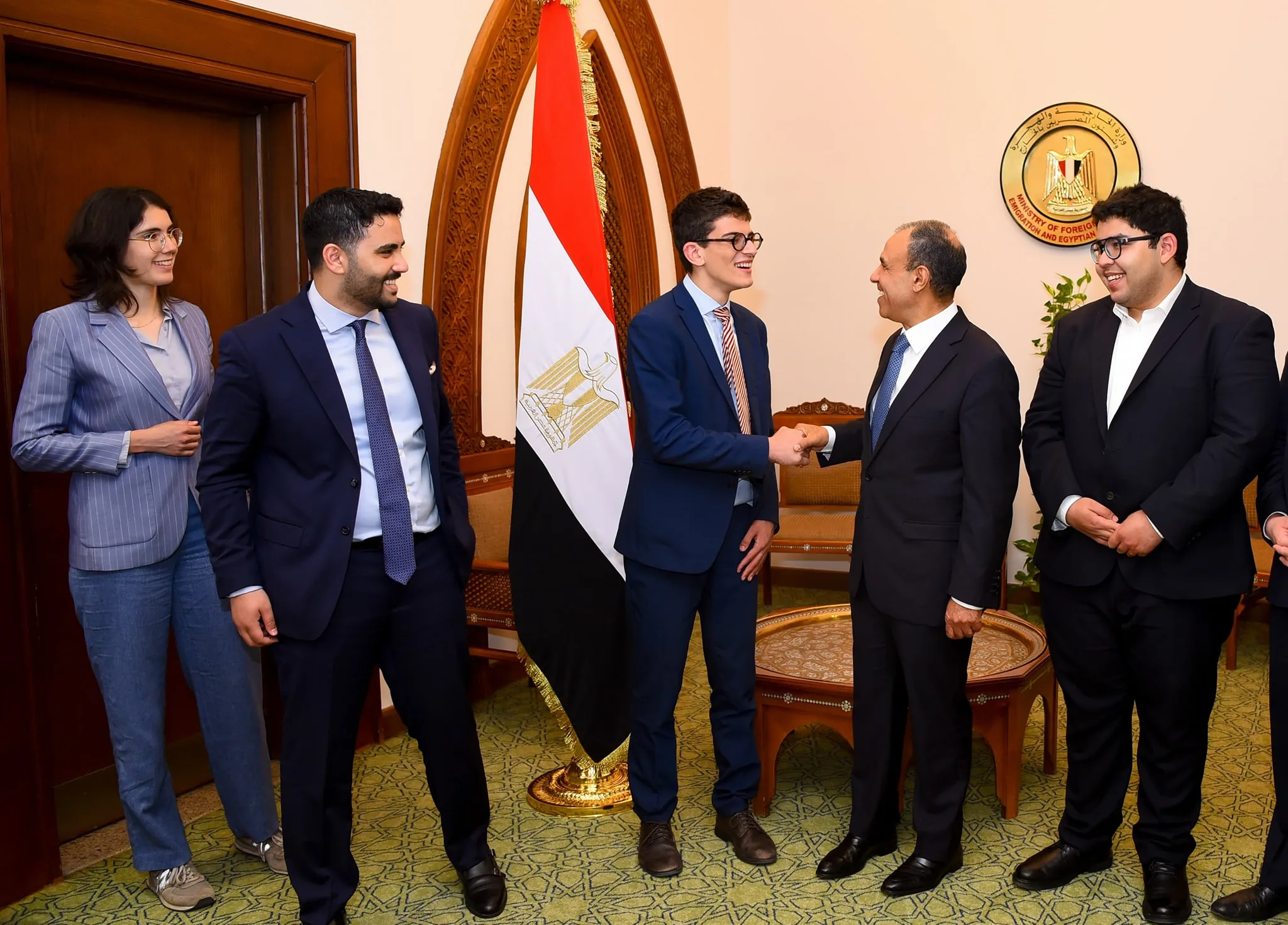 وزير الخارجية يلتقي مجموعة من طلاب الجامعات بالمملكة المتحدة