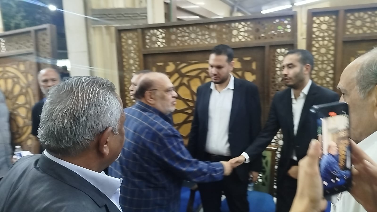 نجوم الفن يتوافدون على عزاء شقيق المخرج خالد جلال.. بينهم صلاح عبدالله