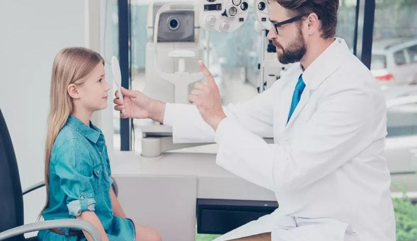 فحص العين عند الطبيب
