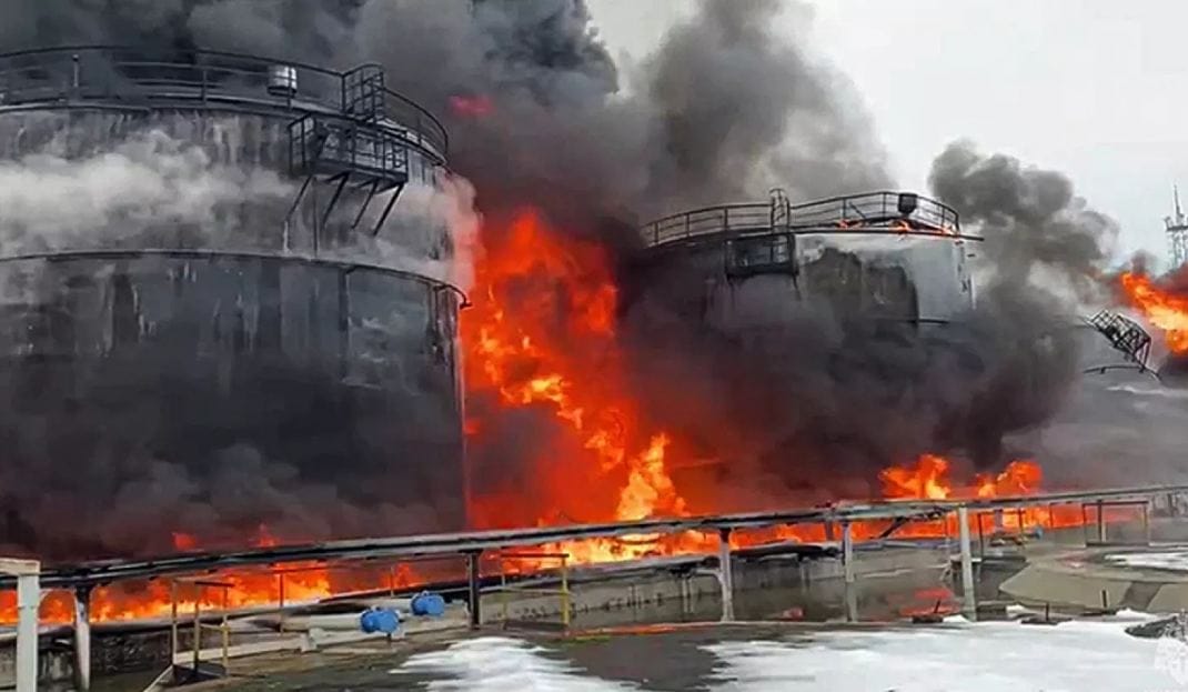 أوكرانيا تنفذ هجمات بطائرات مسيرة على مصفاتين للنفط في روسيا