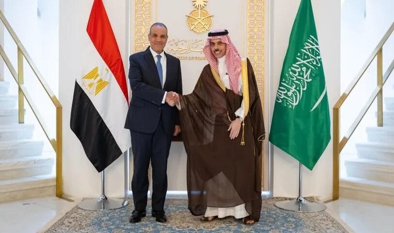 وزير الخارجية يلتقي نظيره السعودي لبحث تعزيز الشراكة الاستراتيجية ومناقشة الأوضاع الإقليمية