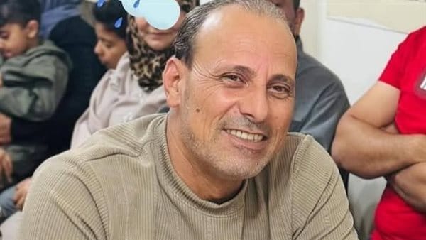 الرئيس السيسي يمنح “نوط الاستحقاق” لاسم خالد عبد العال سائق سيارة وقود العاشر