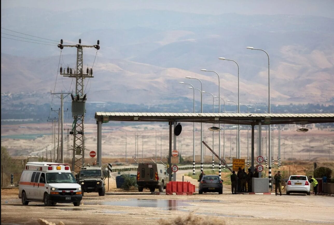الأردن يعيد إيقاف حركة المسافرين عبر جسر الملك حسين
