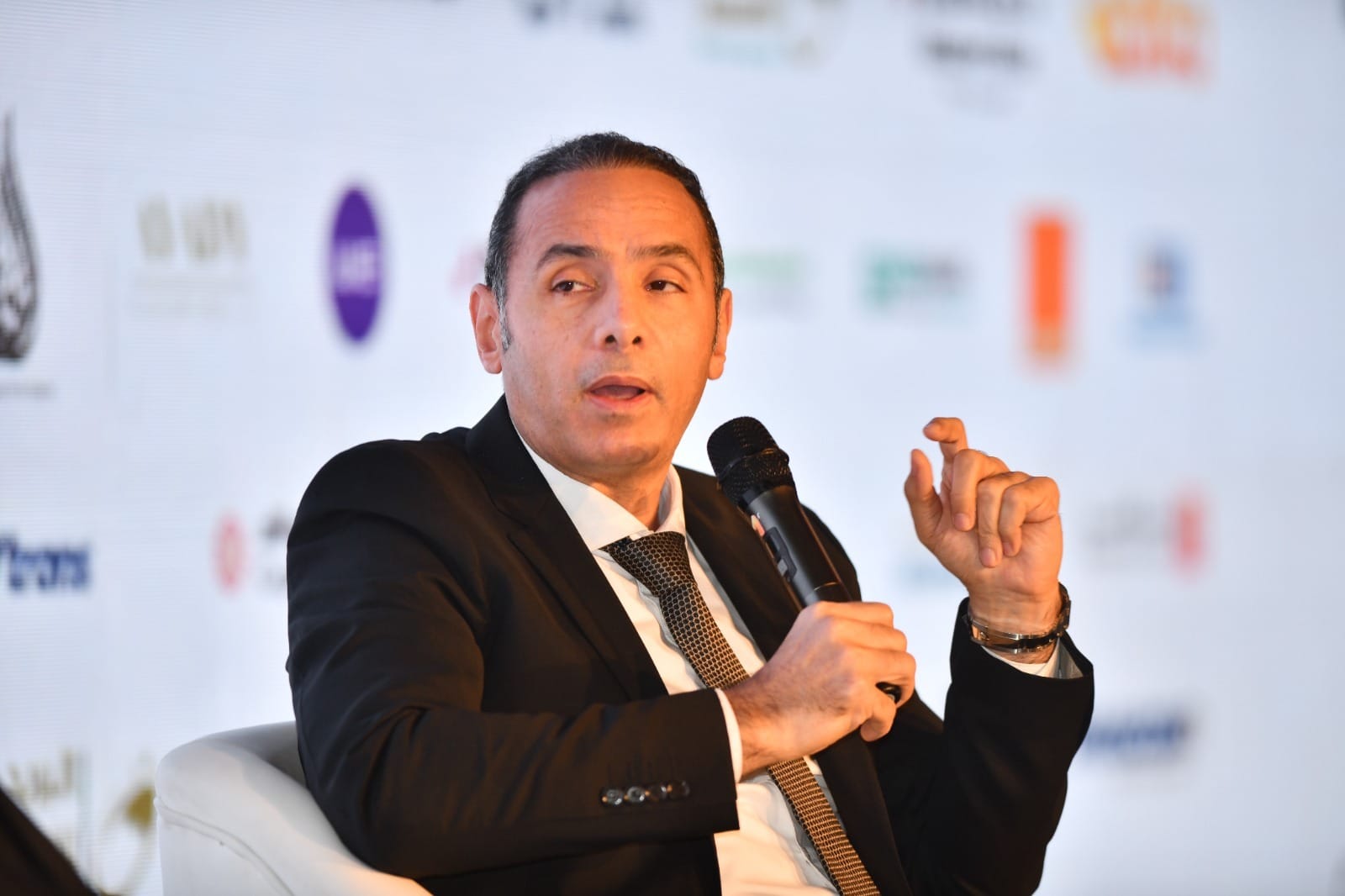 إسلام عزام رئيس البورصة