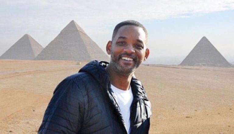 تفاصيل زيارة ويل سميث لأهرامات الجيزة.. تشمل مقابر العمال وأبو الهول (صور)