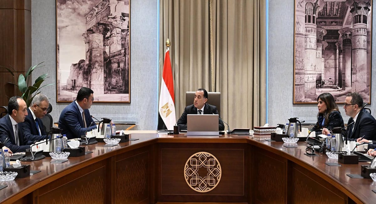 رئيس الوزراء يستعرض الخطة الزمنية لتنفيذ مشروع علم الروم بمطروح