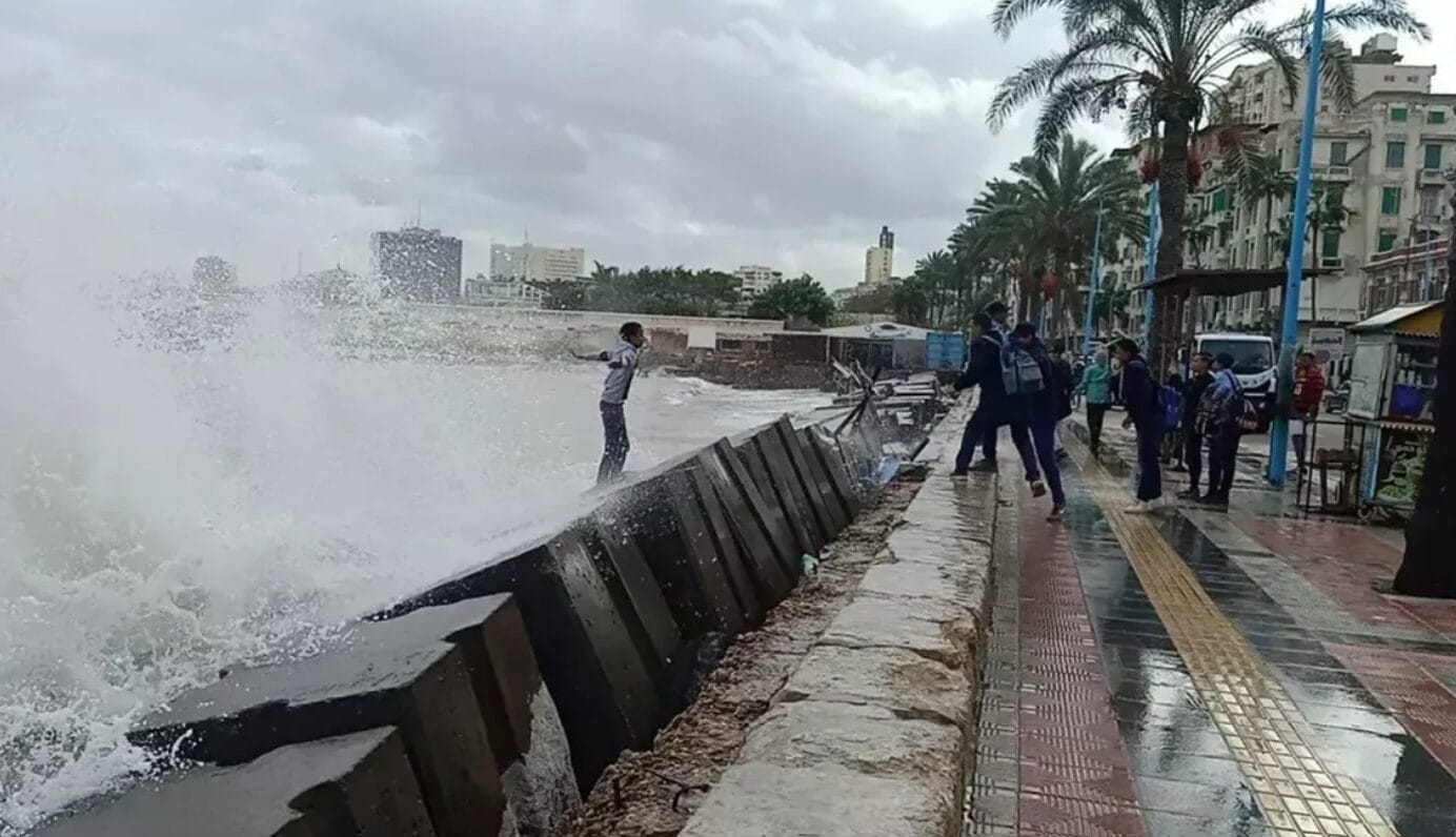 نوة الفيضة الكبرى تضرب الإسكندرية.. برودة قاسية واضطراب شديد في الملاحة