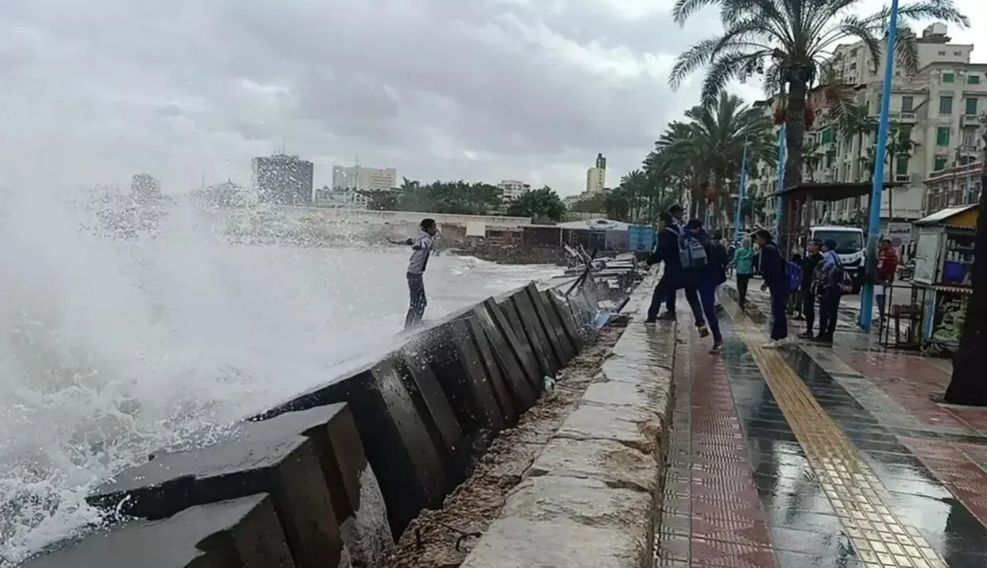 نوة الفيضة الكبرى تضرب الإسكندرية.. برودة قاسية واضطراب شديد في الملاحة