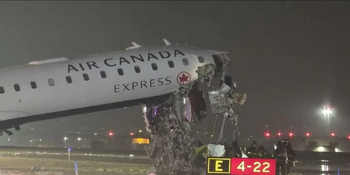 مقتل شخصين جراء تصادم طائرة ومركبة في مطار لاغوارديا بنيويورك (صور)