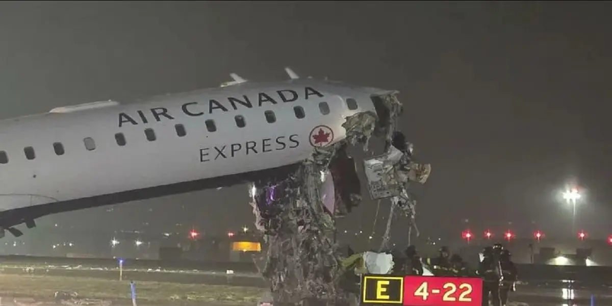 مقتل شخصين جراء تصادم طائرة ومركبة في مطار لاغوارديا بنيويورك (صور)