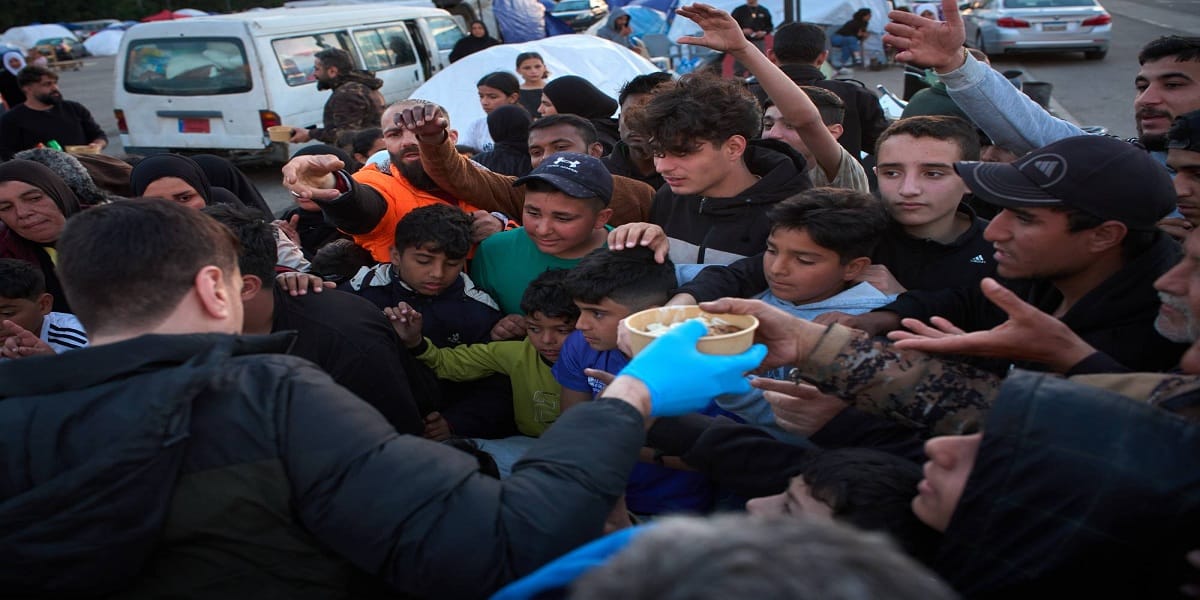 أطفال نازحون يتدافعون للحصول على الطعام المتبرع - وكالات