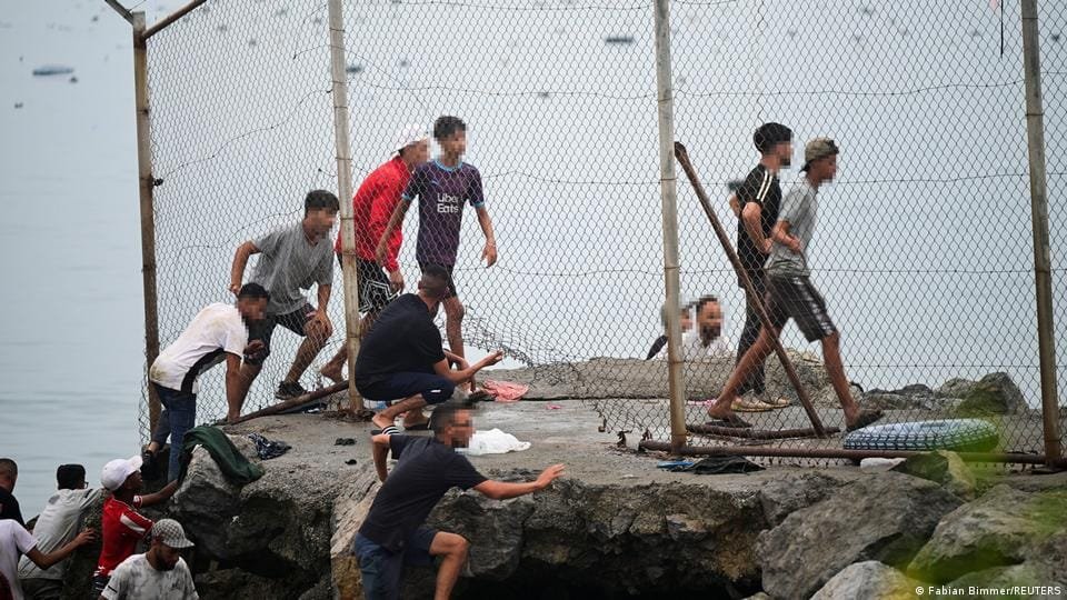 تدفق قياسي للمهاجرين نحو سبتة.. 60 ألف شخص يحاولون عبور الحدود من المغرب
