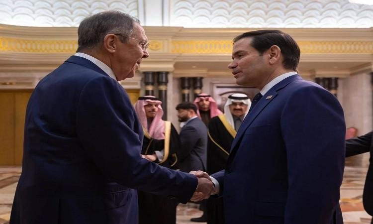 روسيا وأوكرانيا تبحثان هدنة محدودة للطاقة والحبوب.. وتحركات بشأن الملاحة في البحر الأسود