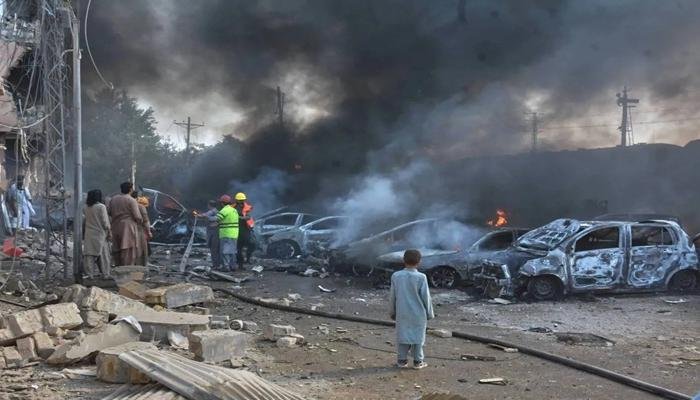 مقتل 11 شخصا وإصابة 30 في انفجار بباكستان.. وتأجيل احتجاجات أنصار عمران خان