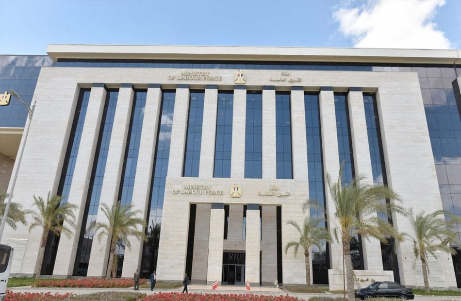 قانون جديد لتنظيم العمالة المنزلية.. الحكومة تتحرك لحماية حقوق العامل وصاحب العمل