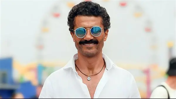 خالد النبوي يشوق الجمهور لـ«طاهر المصري» بصور من كواليس المسلسل.. تعرف على قصته