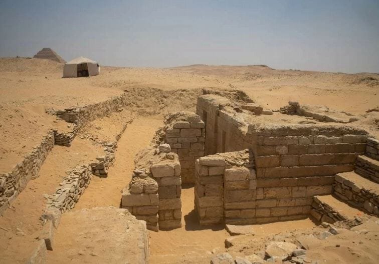 كشف أثري جديد في سقارة.. تفاصيل مقبرة من أواخر الأسرة الخامسة