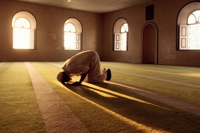 جمع صلاة العصر قبل وقتها في الحضر.. الإفتاء توضح الحكم والضوابط