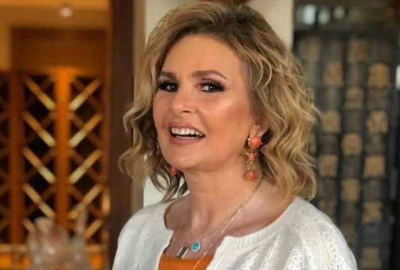 الفنانة يسرا