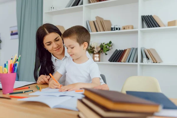 صعوبة المناهج الدراسية.. خطوات تساعد الأم على المذاكرة مع طفلها دون ضغط
