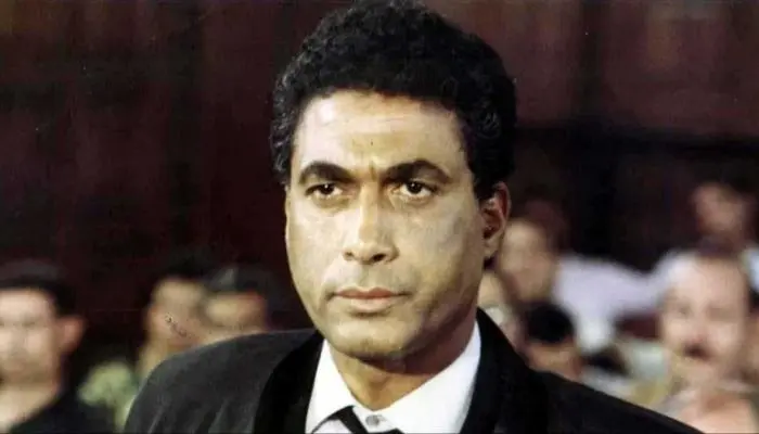 تفاصيل خلاف بين أحمد زكي ومحمد خان أثناء التصوير.. «النمر الأسود» أحضر مسدسا وركض خلفه