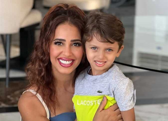 رنا سماحة وطفلها