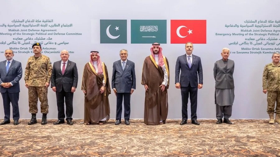 المشاركون في الاجتماع الطارئ للجنة الاستراتيجية السياسية والدفاعية لحلف مكة في الرياض